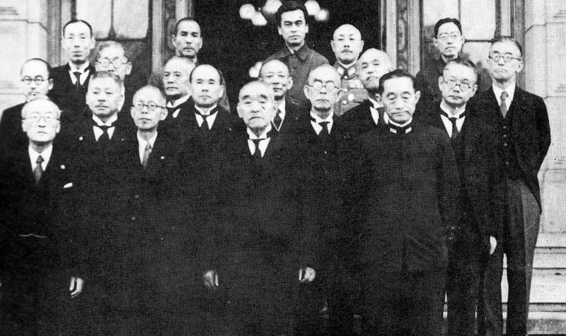 Аннами Корэтика среди членов Кабинета премьер-министра Японии Кантаро Судзуки перед зданием Национального парламента Японии. 1945 г.