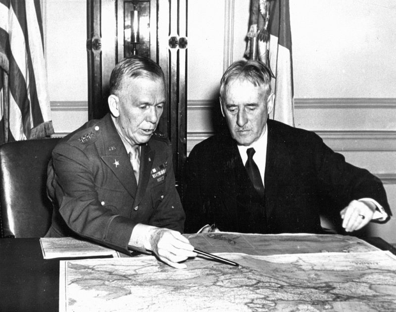 Начальник штаба армии Маршалл с военным министром Генри Стимсоном. 1942 г.