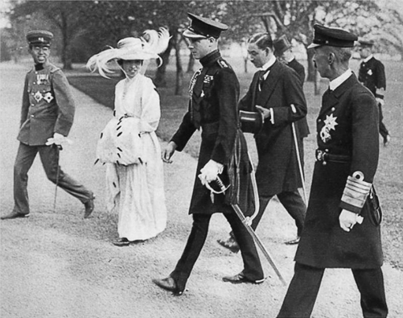 Японская императрица Садако с сыном, наследным принцем Хирохито и Эдуардом VIII, принцем Уэльским. 1922 г.