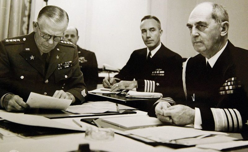 Генерал Джордж К. Маршалл (слева) и адмирал Уильям Д. Лихи на Квебекской конференции. 1944 г.