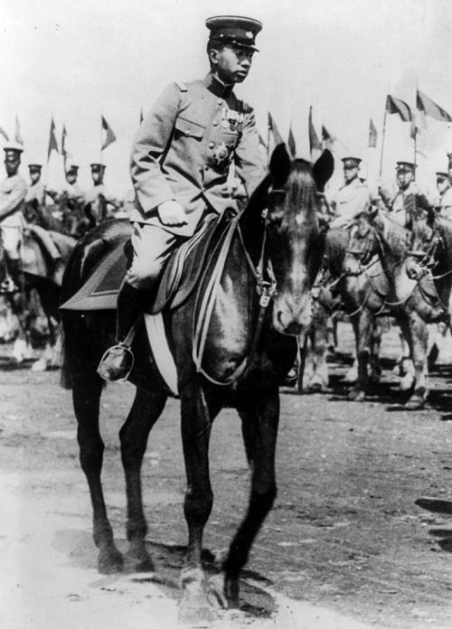 Хирохито верхом на лошади в Токио. 1922 г.