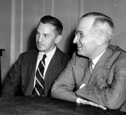 Сенатор Гарри С. Трумэн с министром военно-морского флота Джеймсом Форрестолом. 1944 г. 