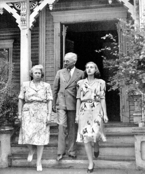 Бесс Трумэн, Гарри С. Трумэн и дочь Маргарет Трумэн в их доме в Индепенденсе. 1944 г.