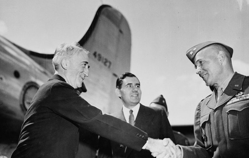 Госсекретаря Джеймса Бирнса приветствует генерал-майор Флойд Л. Паркс, командующий вооруженными силами США в Берлине. 1945 г.