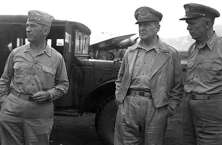 Генерал-лейтенант Уолтер Крюгер, командующий Шестой армией США, генерал Дуглас Макартур, Верховный главнокомандующий союзными войсками в юго-западной части Тихого океана, и генерал Джордж Маршалл, начальник штаба армии США, в полевом штабе в юго-западной части Тихого океана. 1943 г. 