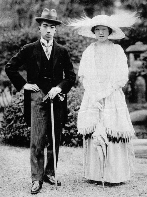 Наследный принц Хирохито с супругой Кодзюн после свадьбы 1924 г.