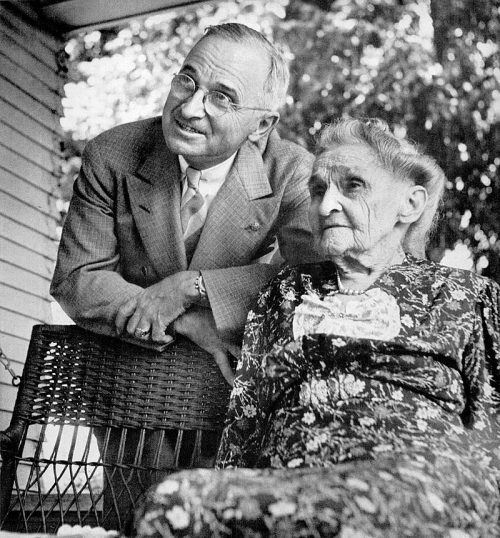 Гарри С. Трумэна с матерью, Мартой Эллен Янг Трумэн, на крыльце ее дома в Грандвью. 1944 г.