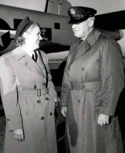 Джеки Кокран с генералом Хэпом Арнольдом. 1939 г.