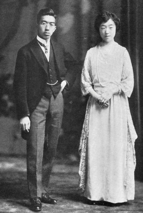 Наследный принц Хирохито с супругой Кодзюн после свадьбы 1924 г.
