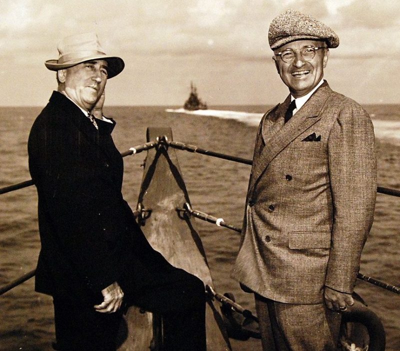 Президент Трумэн с госсекретарем Джеймсом Ф. Бирнсом на носу военного корабля. 1945 г.