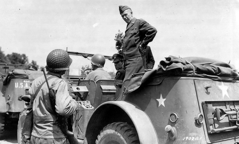 Генерал Джордж К. Маршалл, начальник штаба армии США во время инспекции плацдармов Франции. 1944 г.