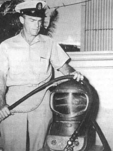 Роберт Шитс у копии шлема для мелководья, которым пользовались американские водолазы при подъеме филиппинского серебра в Манильской бухте.