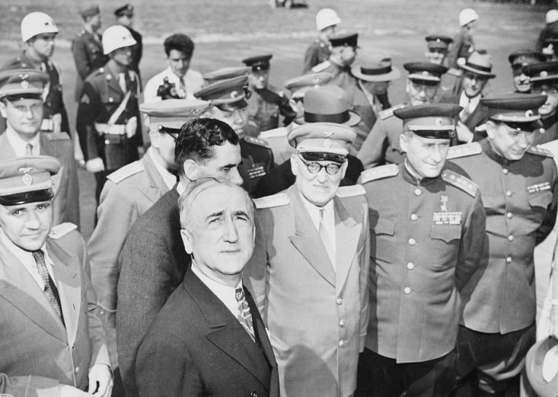 Офицеры Советского Союза встречают госсекретаря Джеймса Бирнса в аэропорту Гатов в Берлине. 1945 г.