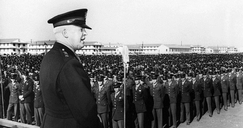 Генерал-лейтенант Генри «Хэп» Арнольд, командующий ВВС, обращается к курсантам четырех летных школ. 1942 г.