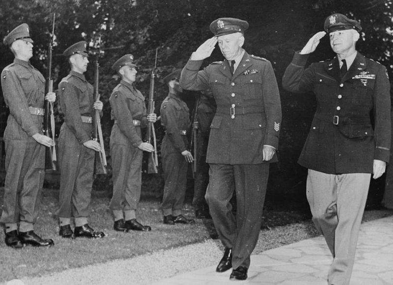 Начальник штаба армии Джордж К. Маршалл с начальником ВВС генералом Генри «Хэпом» Арнольдом в Англии. 1945 г.