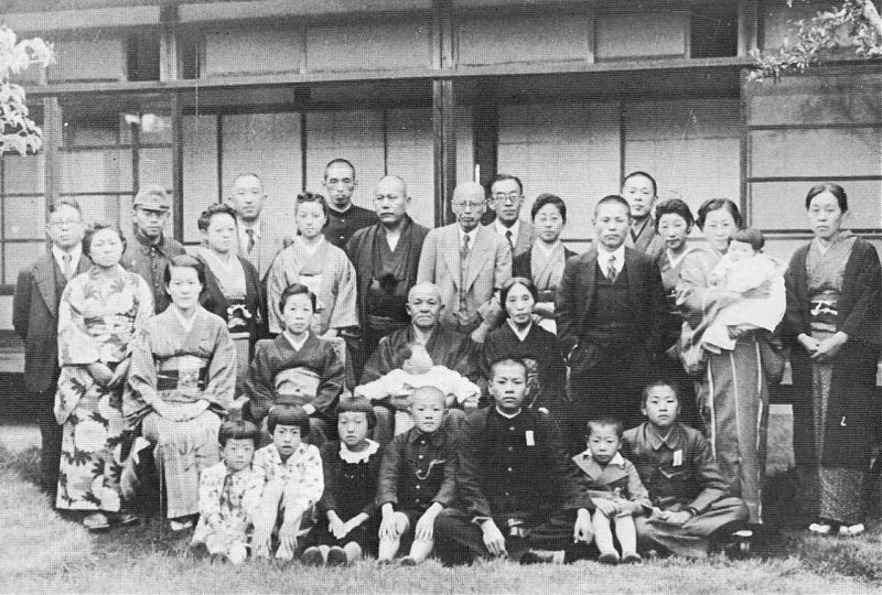 Семья Нагумо с Тюити Нагумо в центре. 1943 г.