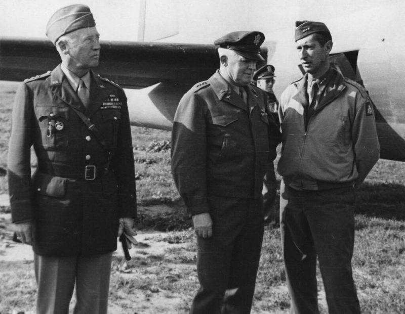 Генерал Джордж Паттон, генерал «Хэп» Арнольд и генерал Марк Кларк. 1943 г.