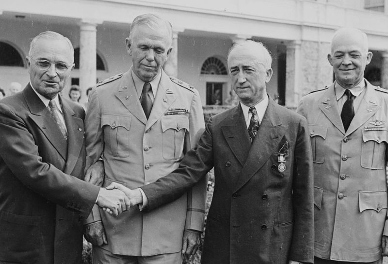 Президент Трумэн, Маршалл, госсекретарь Джеймс Ф. Бирнс и генерал Арнольд в Белом доме. 1945 г.