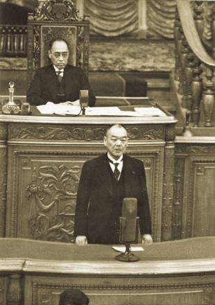 Премьер-министр Куниаки Койсо выступает в Палате представителей. 1945 г.