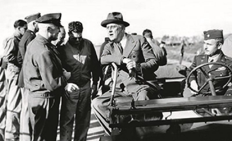 Арнольд и президент Франклин Рузвельт в 314-й авианосной группе на Сицилии. 1943 г.