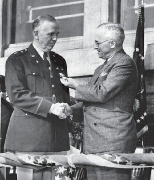 Президент Гарри С. Трумэн награждает генерала Маршалла гроздью дубовых листьев к его медали «За выдающиеся заслуги». 1945 г.