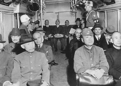 Коисо Куниаки в автобусе с военными преступниками на пути в трибунал. 1946 г. 