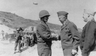 Начальник штаба армии генерал Джордж Маршалл (в центре) и командующий ВВС генерал Генри Х. Арнольд совещаются с Брэдли на пляже в Нормандии. 1944 г.