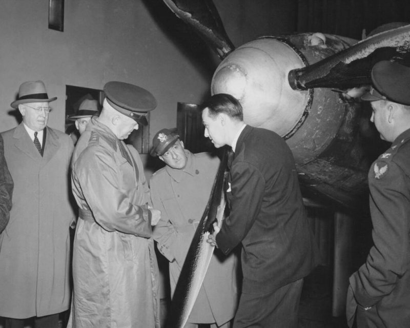 Генерал Генри «Хэп» Арнольд в исследовательской лаборатории авиационных двигателей. 1944 г.