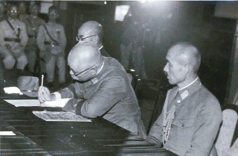 Генерал-губернатор Тайваня подписывает акт о капитуляции. 1945 г.