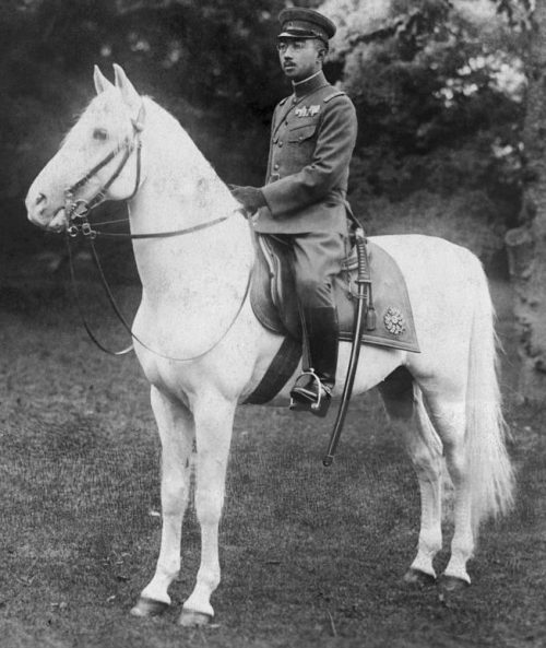 Император Хирохито на своем любимом белом коне Шираюки. 1935 г.