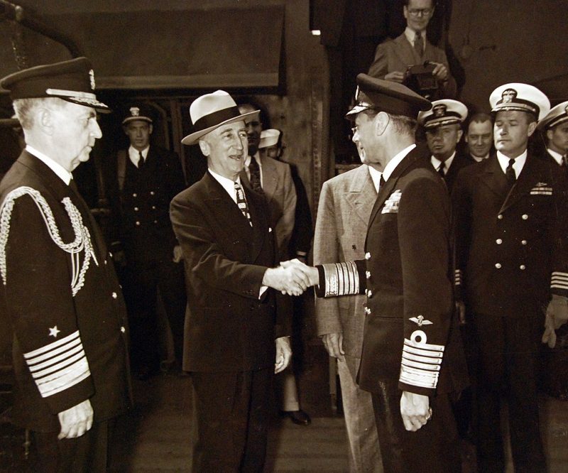 Адмирал флота Уильям Д. Лихи, госсекретарь Джеймс Ф. Бирнс, король Георг VI и капитан Джеймс Фоскетт на борту USS «Augusta». 1945 г.