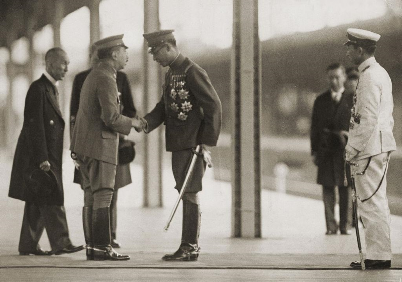 Император Хирохито обменивается рукопожатием с императором Пуи. 1940 г.