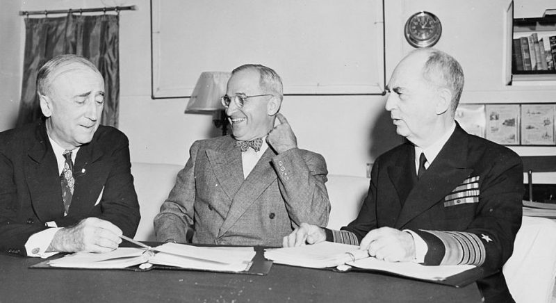 Госсекретарь Джеймс Бирнс, президент Гарри С. Трумэн и адмирал Уильям Лихи на борту авианосца. 1945 г.
