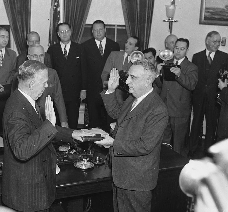 Генерал Маршалл приводится к присяге в качестве государственного секретаря главным судьей Фредом Винсоном в Овальном кабинете. 1947 г.