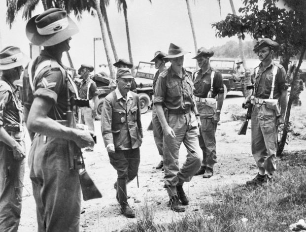Генерал-лейтенант Баба Масао, верховный главнокомандующий Японии на Борнео, прибывает для подписания капитуляции Японии. Лабуан, Борнео. 10 сентября 1945 г. 