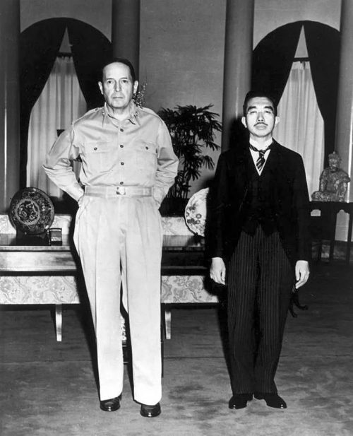 Император Хирохито и генерал Макартур. 1945 г.