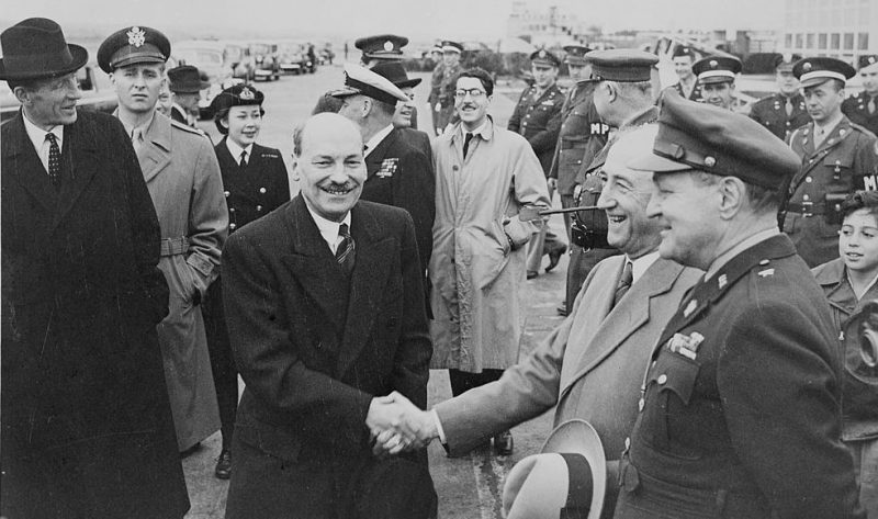 Премьер-министр Великобритании Клемент Эттли с госсекретарем Джеймсом Бирнсом. 1945 г.