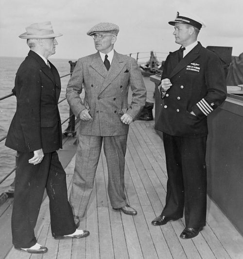 Президент Гарри С. Трумэн на борту авианосца «Огаста». 1945 г.
