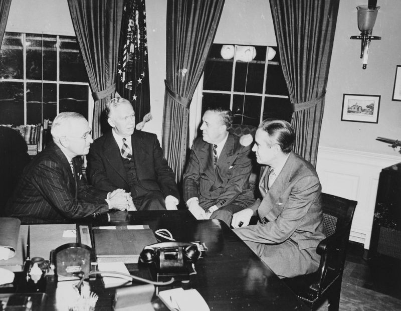 Министр обороны Джордж К. Маршалл обсуждает войну в Корее с президентом Трумэном и специальным помощником президента Авереллом Гарриманом в Овальном кабинете. 1948 г.