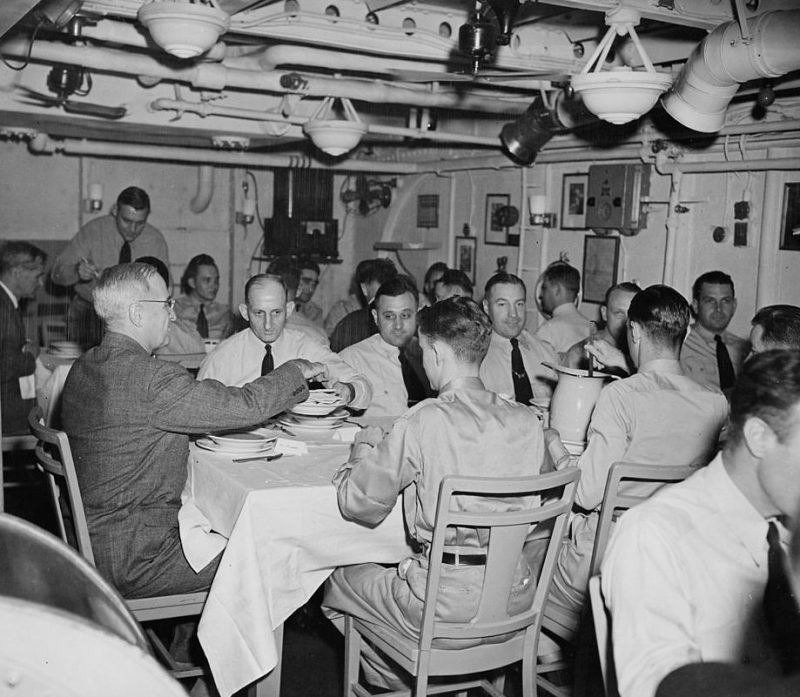 Президент Гарри С. Трумэн на борту авианосца «Огаста». 1945 г.