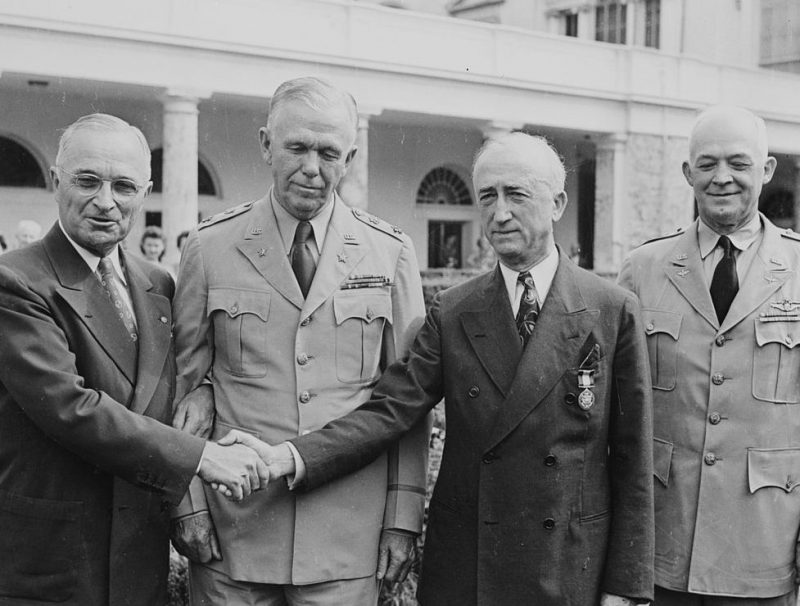 Президент Трумэн вручает медаль «За выдающиеся заслуги» госсекретарю Джеймсу Бирнсу. 1945 г.