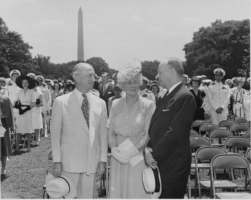 Фотография госсекретаря Джеймса Бирнса, миссис Бирнс и министра финансов Джона Снайдера. 1946 г.