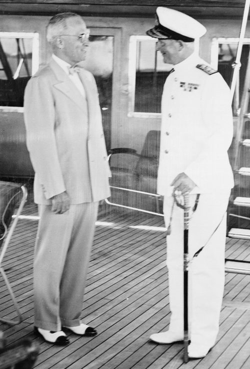 Трумэн и адмирал сэр Ирвин Гленни, главнокомандующий флотом Британской Вест-Индии. 1946 г.