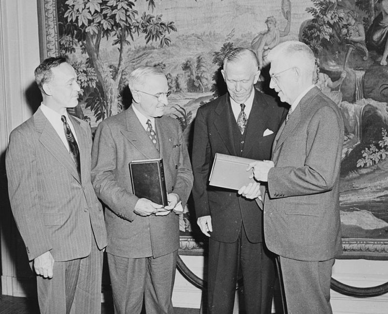 Министр обороны Маршалл с президентом Трумэном и президентом Принстонского университета Гарольдом У. Доддсом в Библиотеке Конгресса . 1950 г.