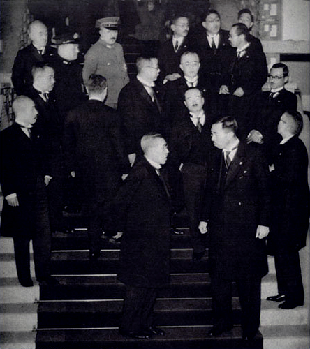 Военно-морской министр Мицумаса Ёнай среди членов кабинета Киитиро Хиранума. 1939 г. 