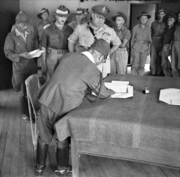 Генерал-лейтенант Масао Баба подписывает акт о капитуляции. 1945 г.