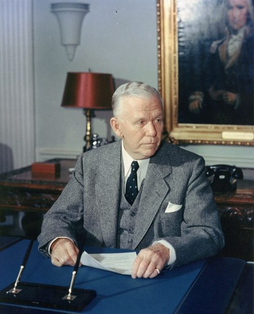 Министр обороны Джордж К. Маршалл в своем кабинете в Пентагоне. 1951 г.