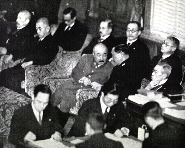 Мицумаса Ёнай - военно-морской министр - на заседании бюджетного комитета. 1939 г. 