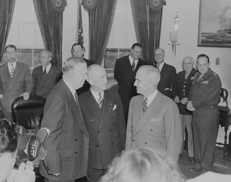 Президент Трумэн в Овальном кабинете, беседующий с Джеймсом Бирнсом, уходящим в отставку. 1947 г.