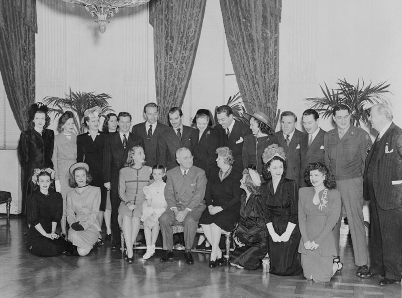 Фотография кинозвезд, позирующих с президентом Трумэном и его семьей в Белом доме. 1946 г.